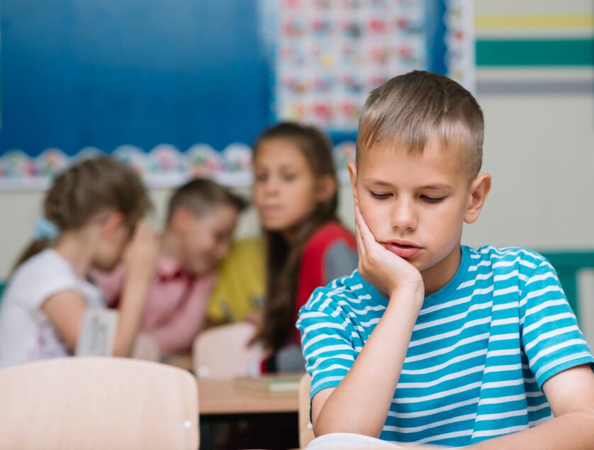 poco-nino-lectura-libro-de-texto-sala-de-clase